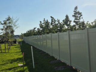 tan-vinyl-privacy-fence-residential-backyard-florida tan vinyl privacy fence residential backyard Florida