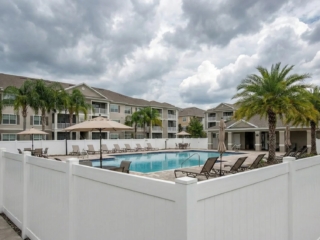 white-vinyl-fence-apartment-pool-florida white vinyl fence apartment pool Florida