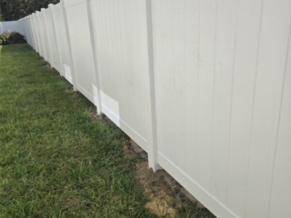 white-vinyl-privacy-fence-residential-property-florida white vinyl privacy fence residential property Florida